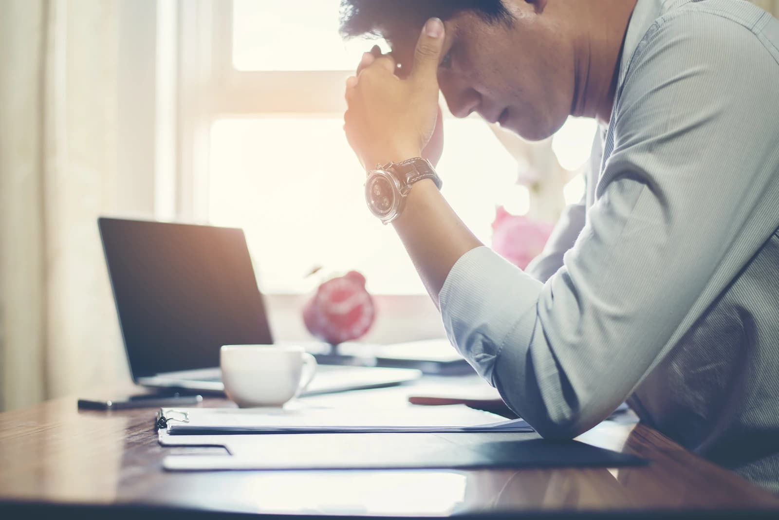 Gestionnaire de crédit stressé devant ses dossiers