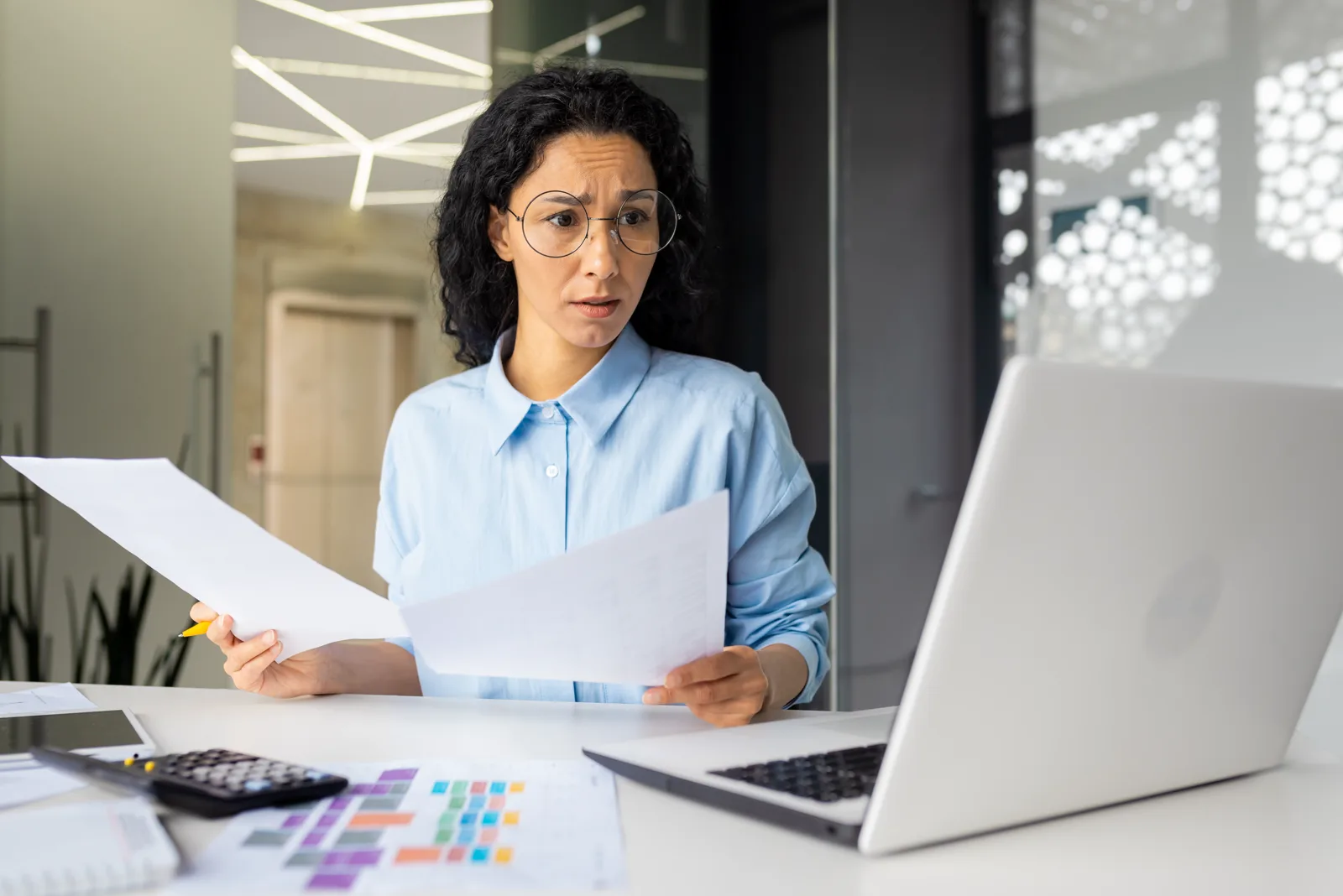 Professionnelle inquiète devant des factures impayées